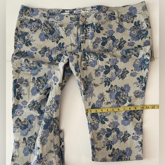 (10) NWOT women’s plus size floral jeans Mossimo Supply (28W) MSRP $58 - Picture 6 of 8